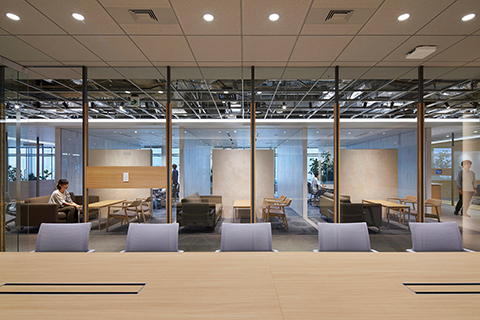 大野氏がオフィス設計を手掛けた「USEN-NEXT GROUP」。執務スペースやミーティングなどの人々がやり取りをする風景が複数のレイヤーとなり見えてくる空間づくりによって、企業のコミュニティを感じさせる