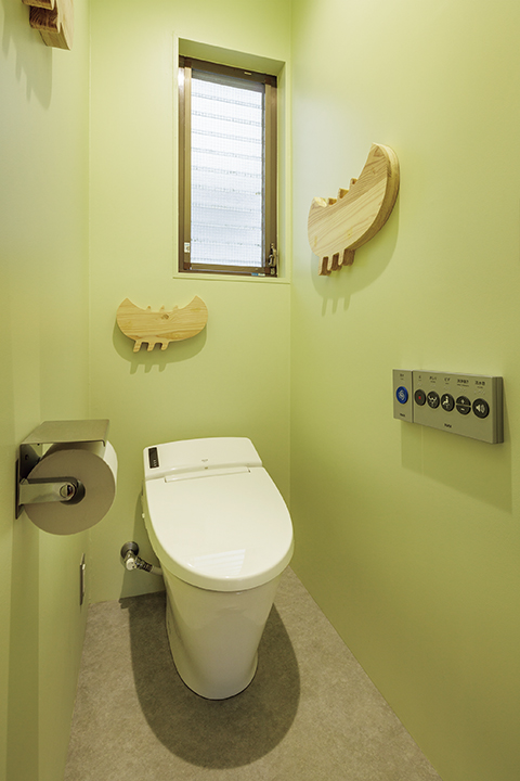 新設したトイレ（女性用）には「パブリック向けタンクレストイレ」を採用した。タンクレスなので室内が広く使える。15A配管に接続でき、連続洗浄が可能