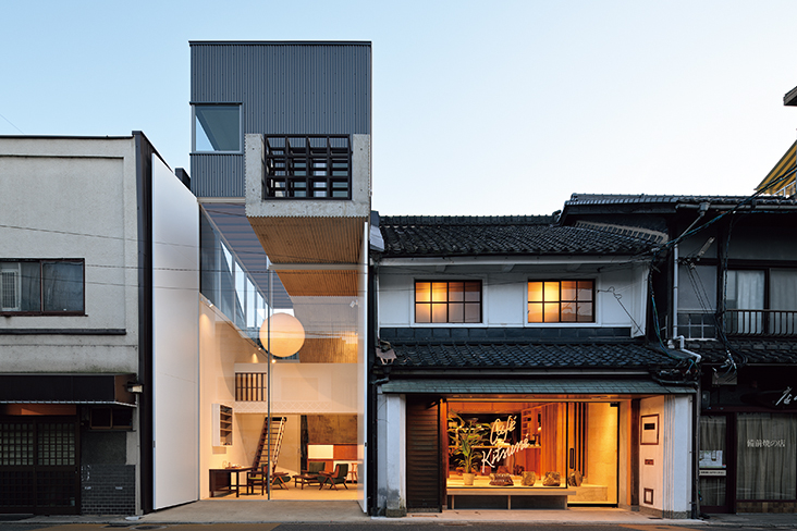 岡山市の中心部の街中に新築されたホテル「A&A ジョナサンハセガワ」と連続する出石ギャラリー。周辺の街に溶け込むよう日本家屋の雰囲気を取り込んだ外観