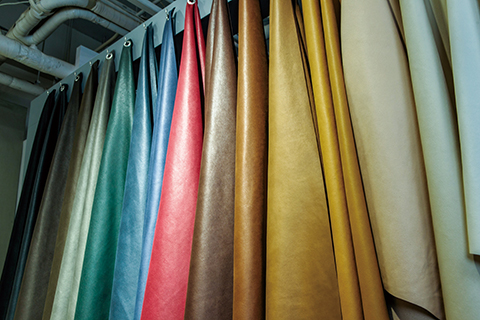 Ultrasuede® nu:nuは、Ultrasuede®の持つ通気性やストレッチ性、イージーケアといった特徴と、上質で滑らかなスエードタッチな肌触りを維持しつつ、銀面調の光沢を持たせた新素材。また、非動物性素材であることから、SDGsやエシカル消費に配慮したマテリアルとしても注目度が高い。