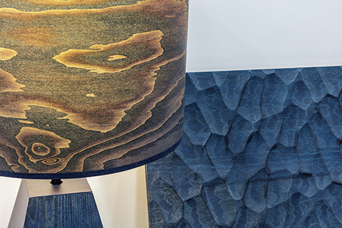 徳島の「大利木材」は、藍染によるプロダクトや建材を提案。同社の製品である藍染建材や藍染フローリングの技術を活用することで、既製品であっても天然の藍による処理が可能となり、独特な表情が生まれる