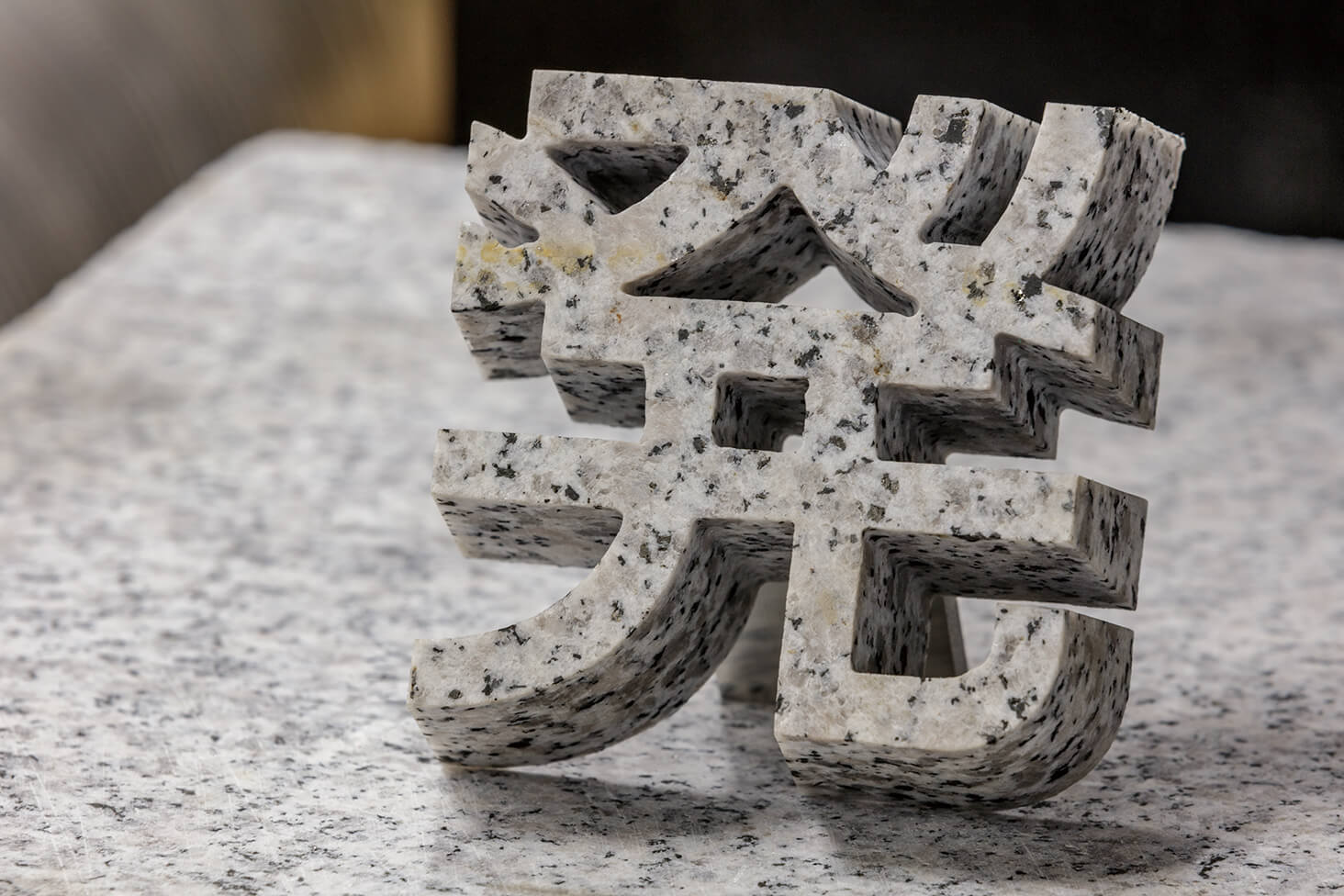 水圧カットにより石を3D加工した「パリストーン」。テーパー加工が可能で、高級感のある立体形状のサインをつくることができる