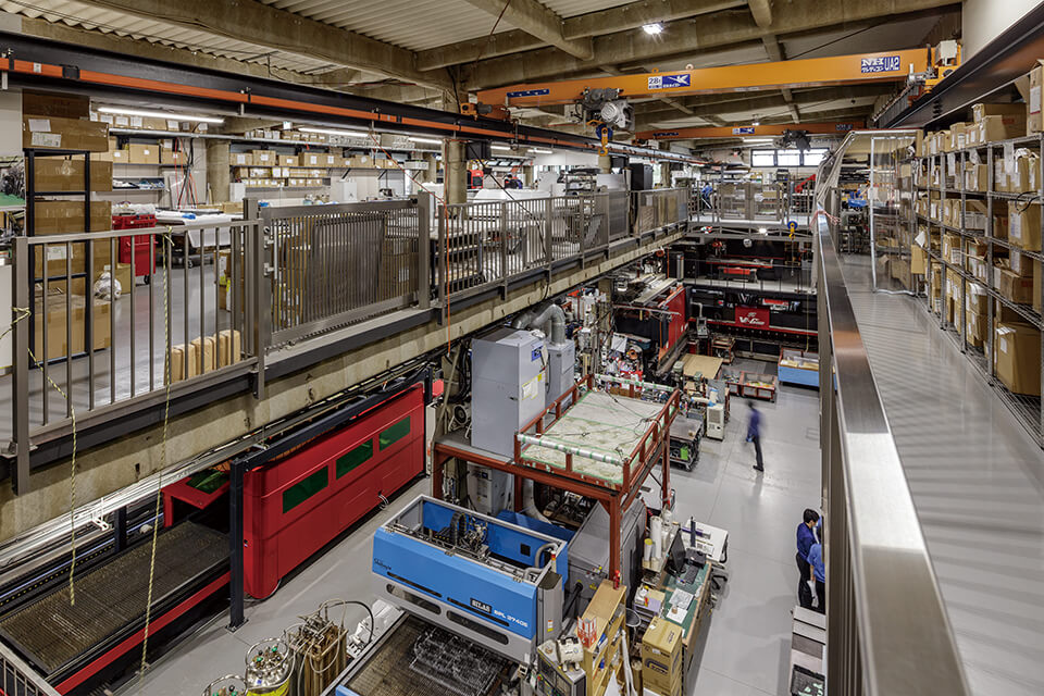 レーザー加工機を始め最先端のマシンが並ぶ大規模な自社工場設備