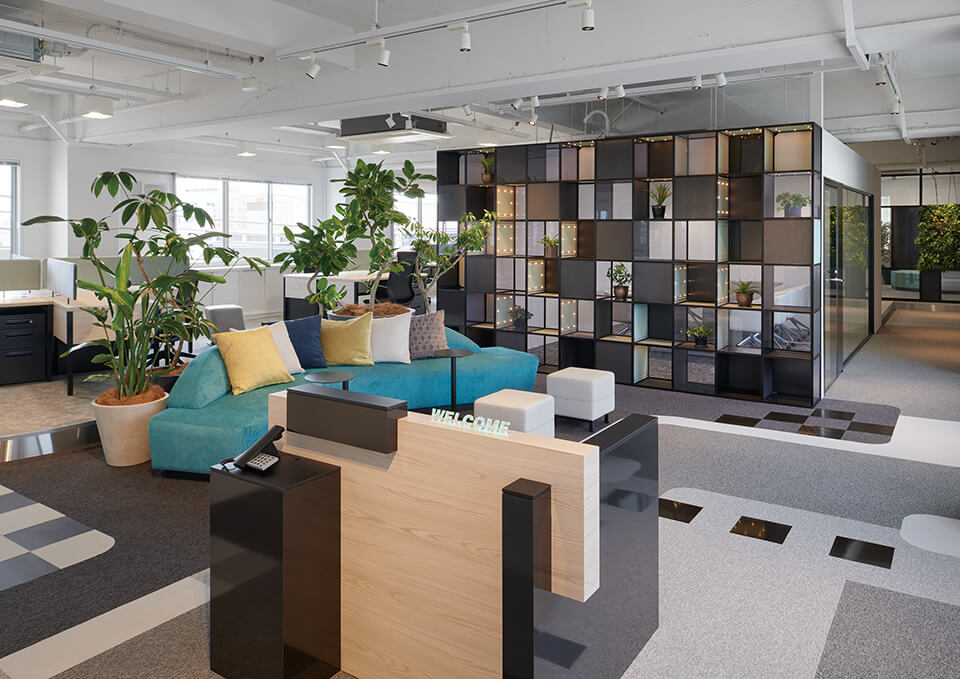 オフィスは、同社の基板製作技術をモチーフにしたパターンのカーペットが敷かれ、空間のさまざまな場所にカーボン素材のパネルや照明を組み込んでいる