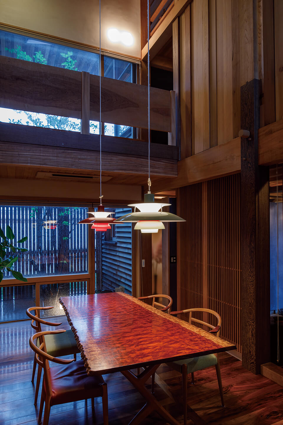 住空間にさまざまな無垢材を用いたショールーム「大川の家」。壁面に複数の樹種を組み合わせた仕上げや、住宅設備を木材とうまく融合させるアイデアを体感できる