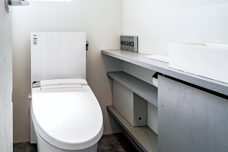 東京・四ツ谷にあるビルのワンフロアを改修した永山祐子建築設計。トイレはひとつだった個室を二つに増設し、奥行きがコンパクトでリフォームに適した「パブリック向けクイックタンク式床置便器」が採用された。壁とタンクの色を白にして統一感を出している