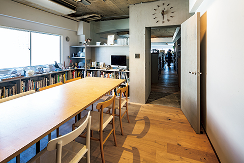 永山さんの事務所を会議室から見通す。左手の棚などは、DIYを採り入れながら、針葉樹合板で制作。執務スペースの机なども自分たちが使いやすいように設計していった