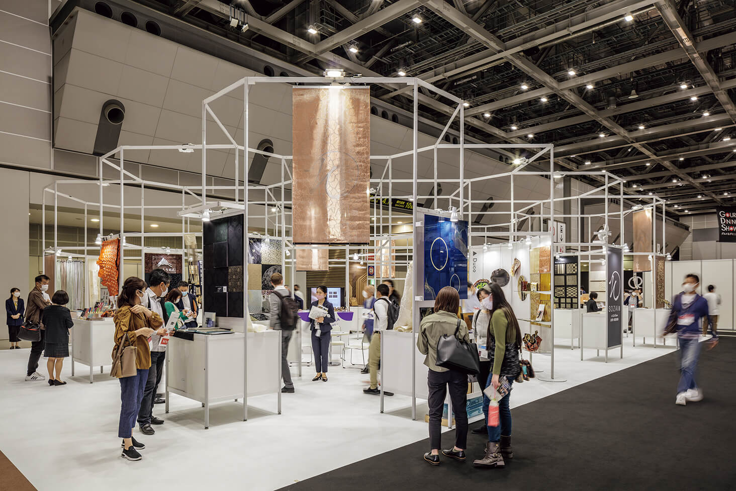 東京ビッグサイトで開催された「第90回 東京インターナショナル ギフト・ショー 秋2020」。写真はさまざまな伝統工芸や先端技術により生まれた素材を提案する「SOZAI展」会場