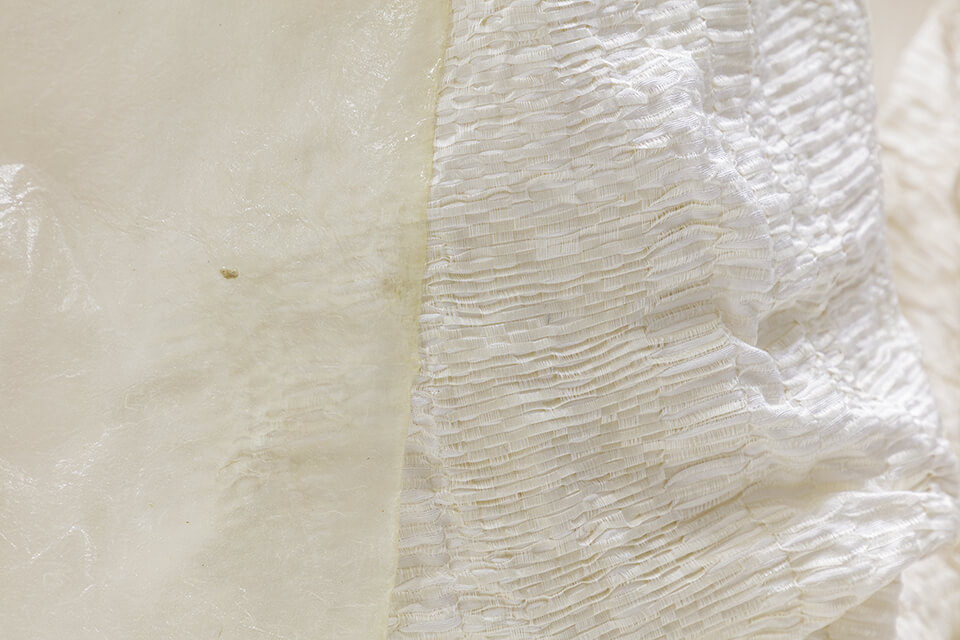 京都の和紙アクセサリーブランド「裕也（HIROYA）」による、手漉き和紙の味わいある表情を生かした素材の提案。写真左は手漉き和紙の透け感を生かしたシート素材、右が和紙とシルクによる立体感のある織物