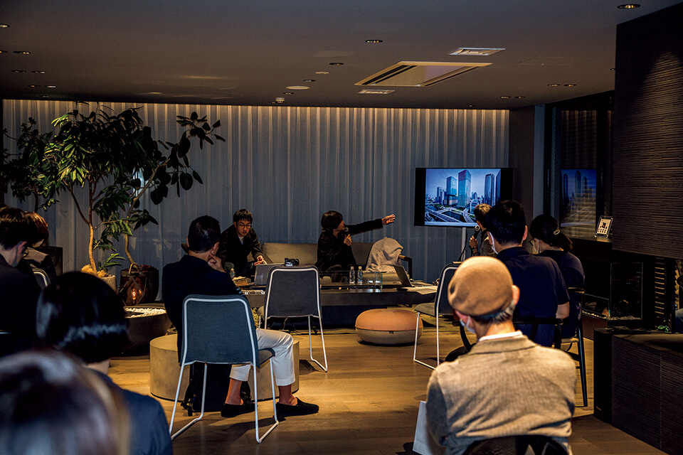 メルクマール社のコントラクトショールーム（東京・南青山）で開催されたトークセミナー。新製品の暖炉を囲んでの和やかなセミナーとなった