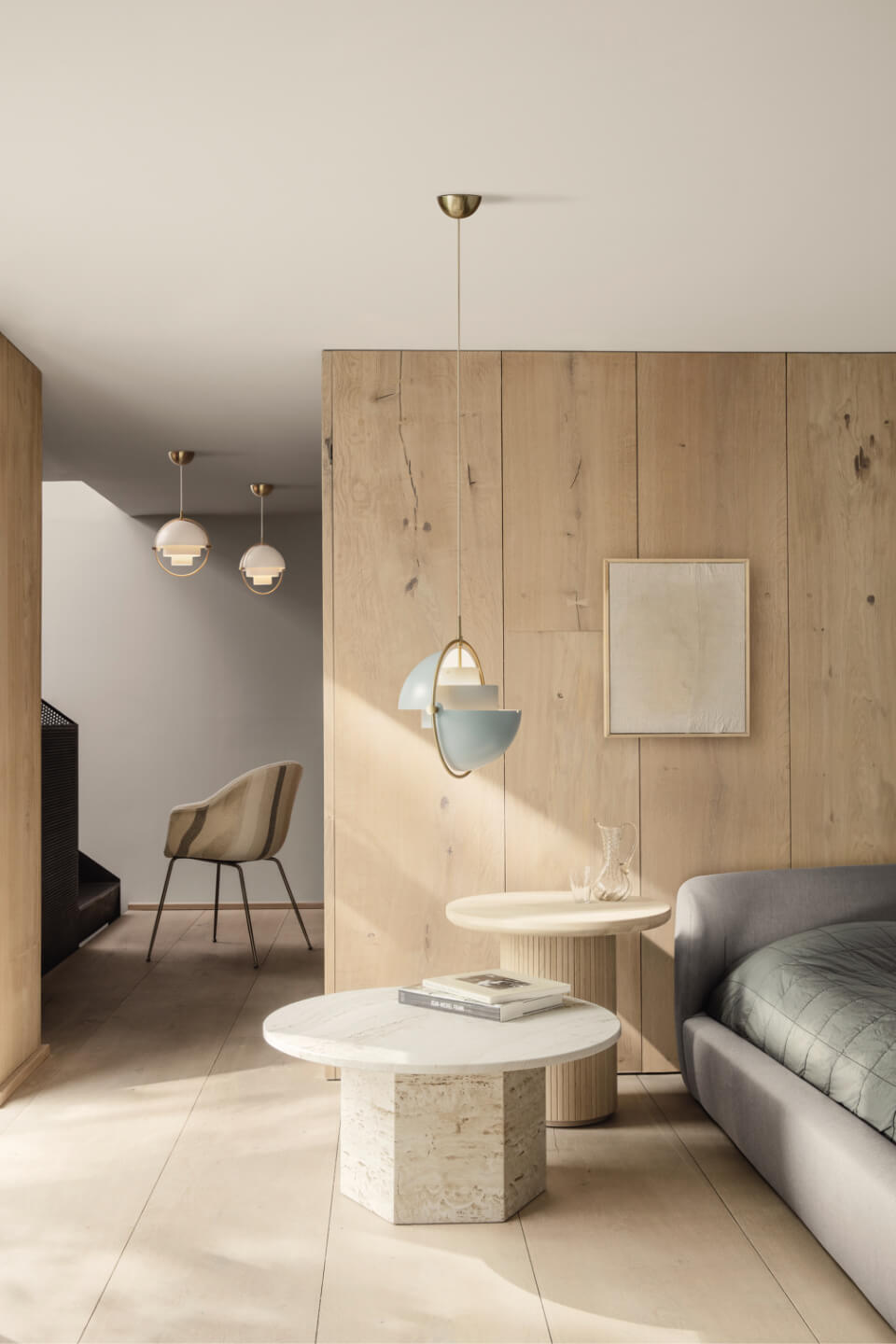 GUBIは、歴史を超えて愛されるデザインに、現代的な視点を取り入れた家具づくりも特徴。ペンダント照明「Multi-Lite Pendant-Dia.36-Brass base」は、1970年代にデザインされた照明を、今のインテリアにマッチする素材や色使いに仕上げている