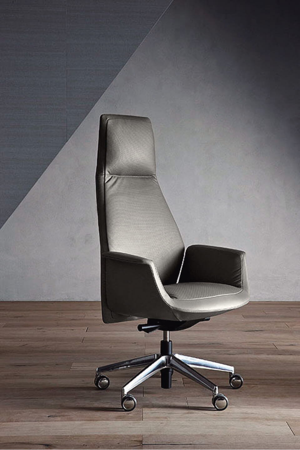 洗練されたデザインの「DownTown」は、フォルムの美しさと座り心地を追求した形状、革のシワやステッチまでこだわった存在感のある椅子。背もたれの形状などが異なる5つのサイズを展開し、使い手や設置する場所に合わせてデザインや張り地を選べる。サイズ：w690×d660×h900（sh450）㎜。価格：300,000円〜