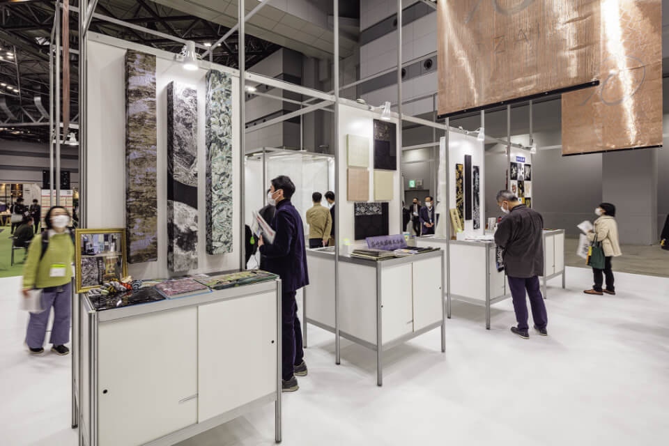 「SOZAI展」の会場には、染色や象嵌、和紙や網代の技術を用いたもの、金属繊維を用いたスクリーンなど、新技術から伝統工芸まで多方面の“素材”が集められた