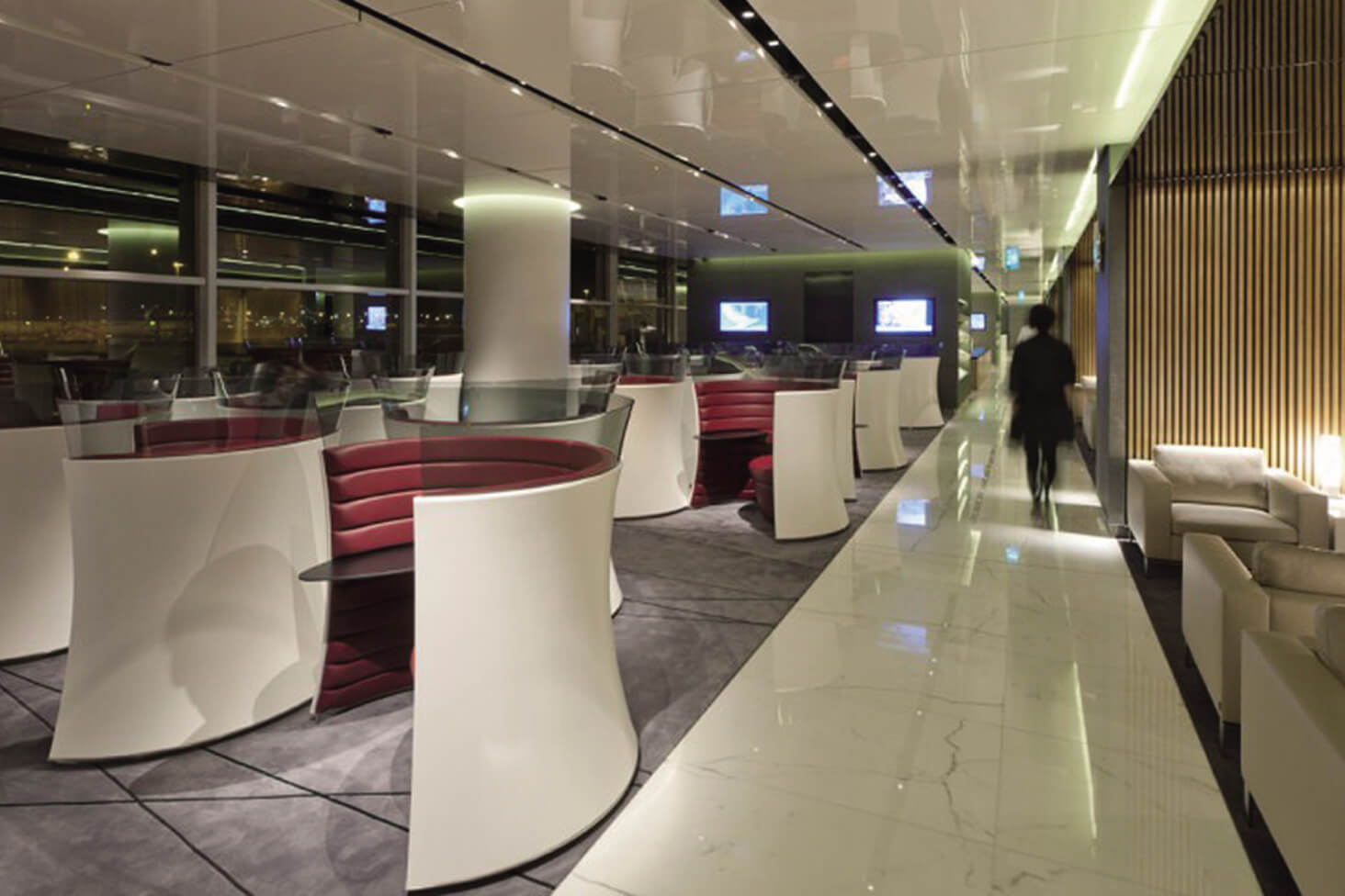 香港国際空港にできたキャセイパシフィックの一番新しいラウンジ。フォスター・アンド・パートナーズ建築事務所によるデザインの革新的な座り心地のシステムソファ。高品質なレザーと優美なデザインは、空間の印象を形づくるアイコンにもなる
