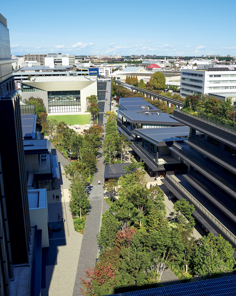 「多摩信用金庫」の屋上から見下ろす。X字の街路の一本が、ホール横のカスケードへとまっすぐに伸びる。立飛グループのアイデンティティーの象徴として、飛行機の離発着時の進入角度をモチーフに軸を交差させた