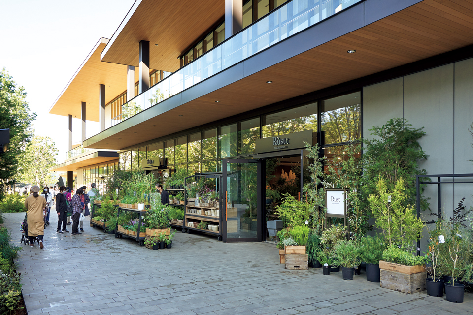 2階の園芸店「ラスト」の商品が区画をはみ出し、外部の植栽と連続する