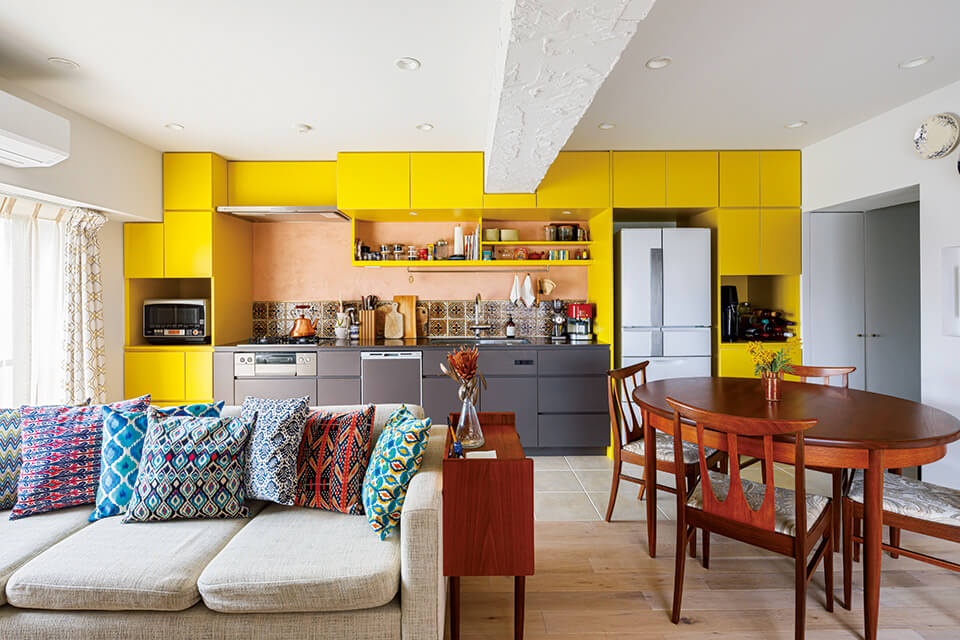 色の組み合わせは、リノベーション経験のあるオーナーと共にじっくりと吟味。キッチンの収納にはグレーとイエローを選び、正面の壁はアフリカンタイル貼りに