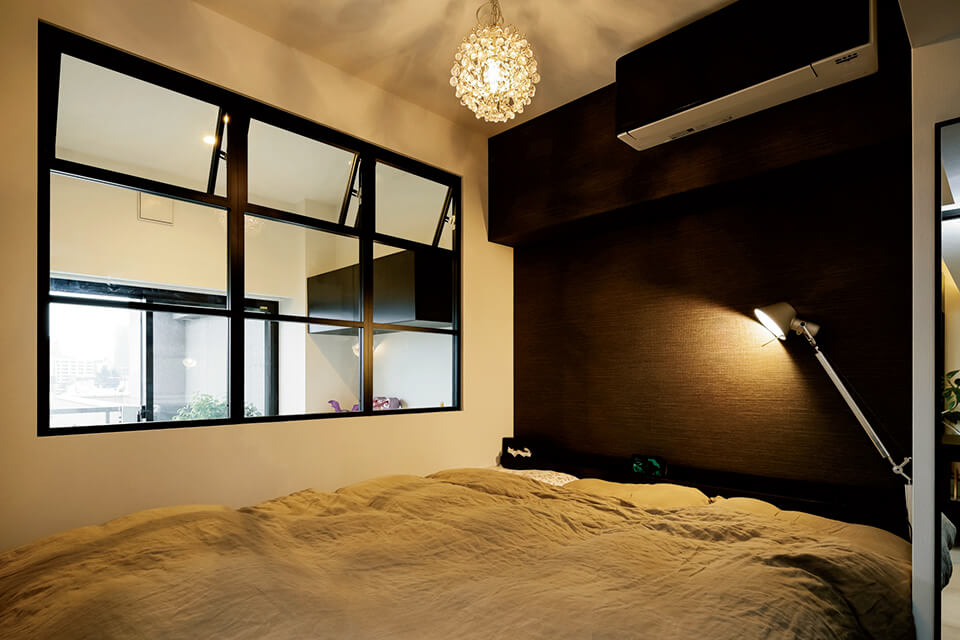 寝室には上部が開閉できる室内窓を導入。外部に面していない部屋でも自然光が回り込み快適だ