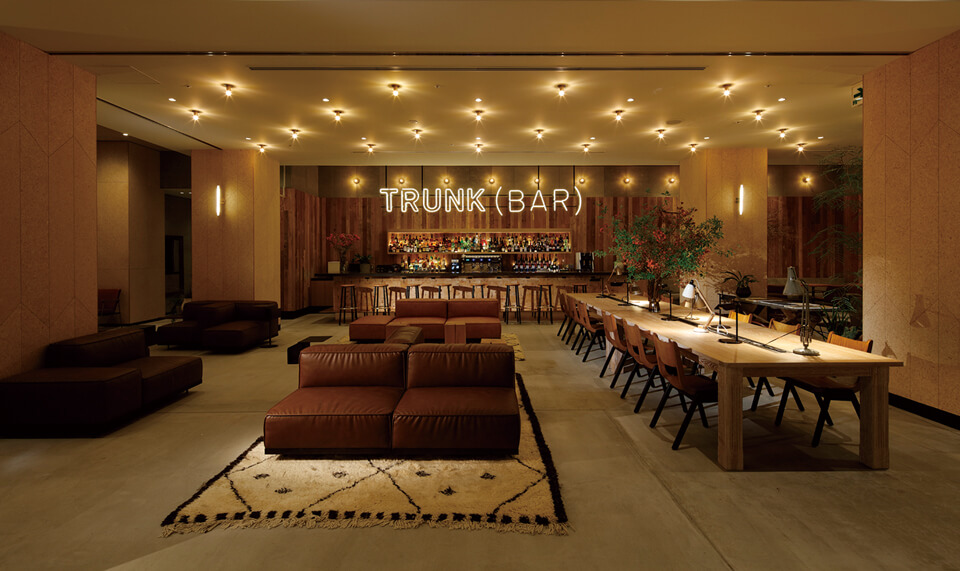 「TRUNKHOTEL」のラウンジにはオリジナルのソファやダイニングテーブル、チェアなどが並ぶ（ホテル棟内装Jamoassociates、photobyKozoTakayama）