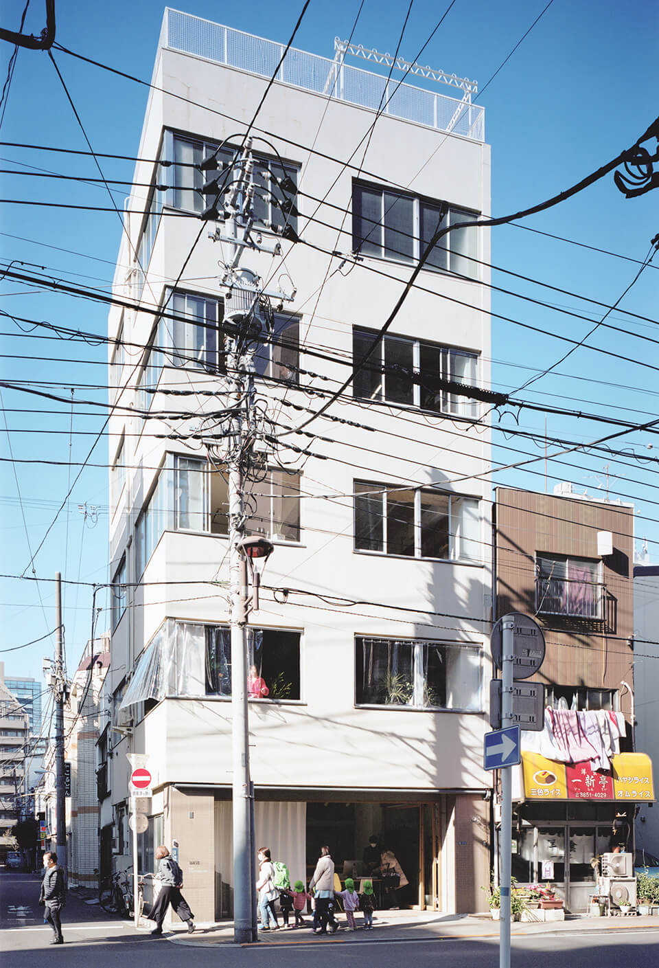 東京・浅草橋に立つ「BASE」。近隣には工房が多く、職人の作業風景が街に染み出している様子を参照し、街と緩やかにつながる場所を志向した