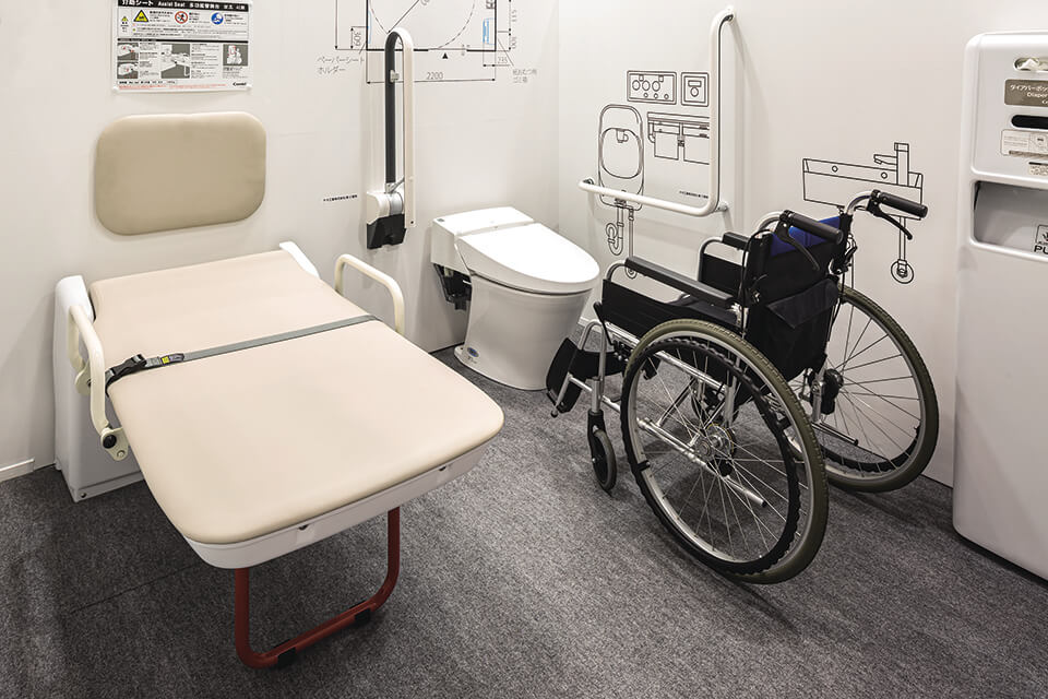車椅子対応のトイレブースモデル。高齢化社会の進行とともにさらなる需要が見込まれる