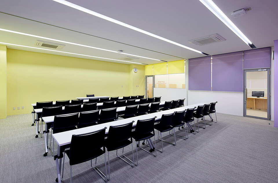 「まちやま」の個室や会議室では、部屋ごとに異なるカラーが用いられており、そのデザインに合わせたロールスクリーンの生地が選定された