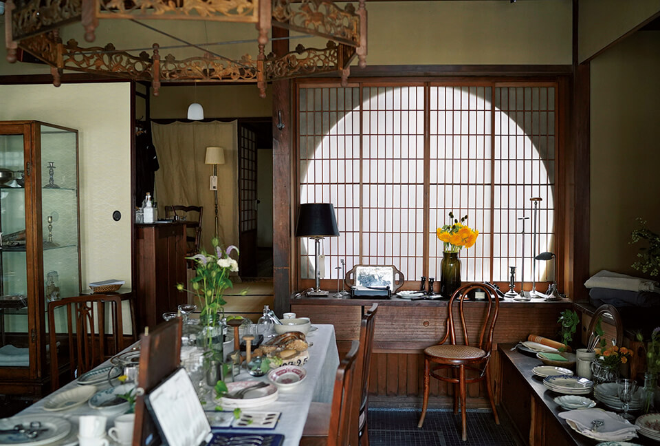 大正時代に建てられた築10 0年以上の町屋に店舗を構えるFLUFFY AND TENDERLY KYOTO。土間や中庭のある空間に、ファブリックだけでなくヴィンテージ家具や照明などもコーディネートされ、DEN PLUS EGGの世界観が体感できる　