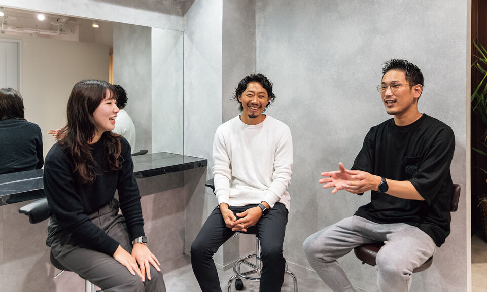 左から、設計を手掛けた秋山日奈さんと望月優さん、サロン代表の竹内康さん