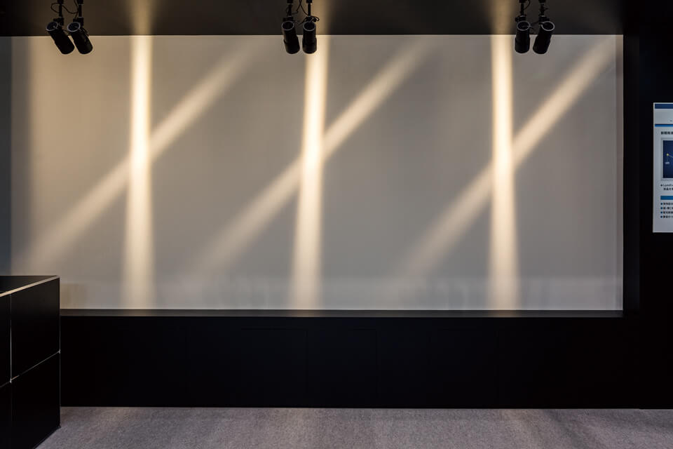 壁面はさまざまに光の形が変化する模様を展示。ウェブサイトでの動画も必見