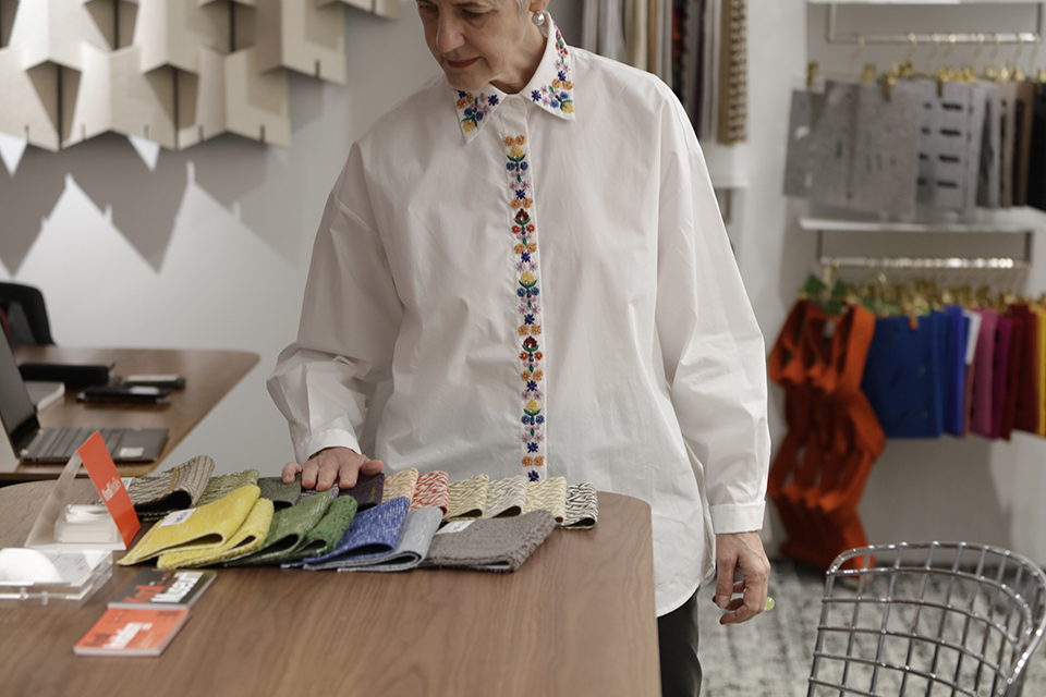 Knoll Textilesのラインアップを見比べることができるスペース。色や柄といったパターンの他、メンテナンスを考慮した高撥水性、防汚性能に優れた機能的なテキスタイルが多数展開する