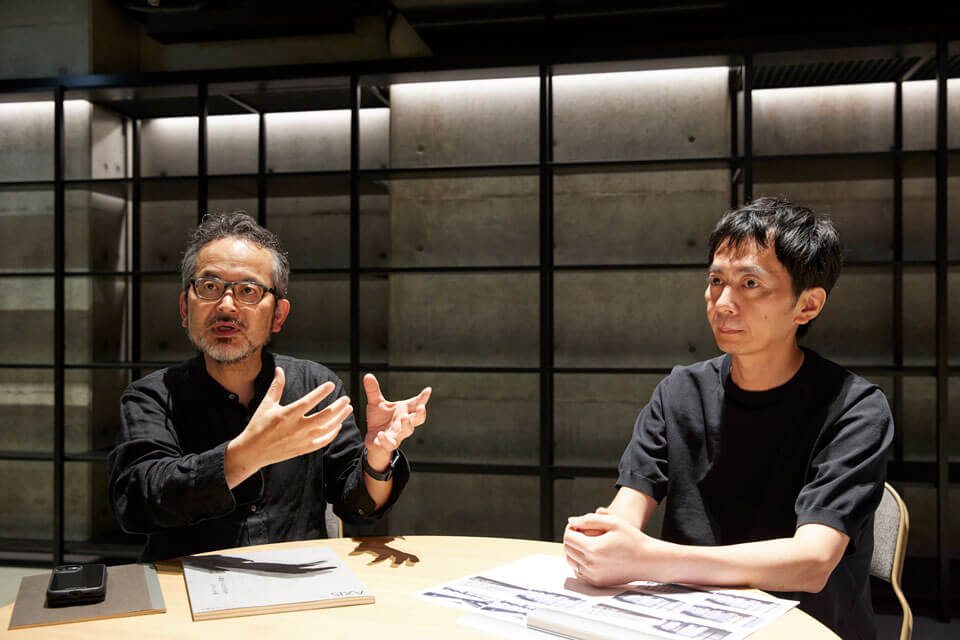 同施設の全体のデザイン開発に携わった。富士フイルム デザインセンター プロダクトデザイングループ デザインディレクターの千田豊さん（写真左）と、同チーフデザイナーの兵藤岳郎さん