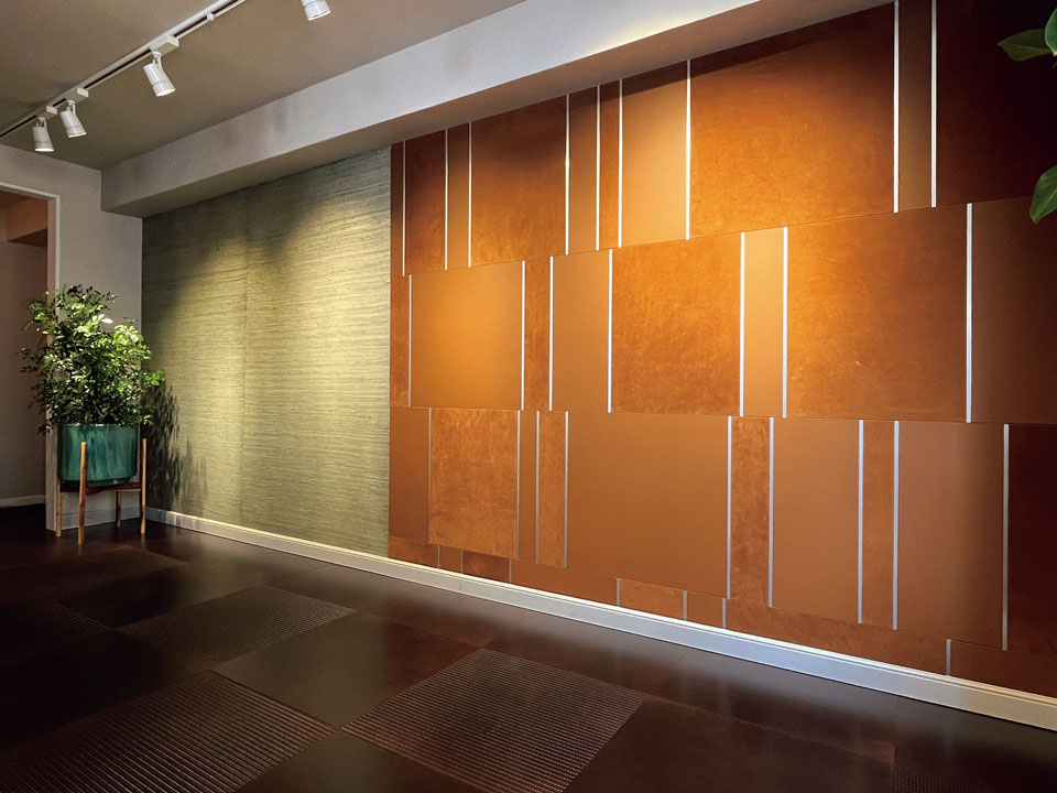 東京・南青山にあるショールームでは、床・壁に施工されたレザーインテリアを実際に体験できる