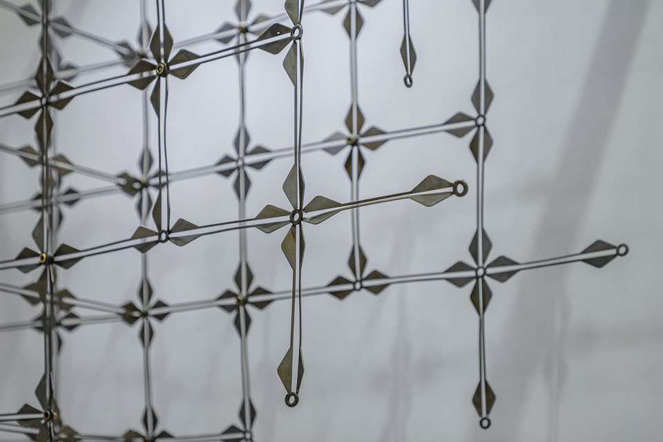 タイの「Pin Metal Art 」によるアートブランド「PiN」は、金属を取り扱うメーカーで生まれる鉄の端材を用いたオブジェを提案