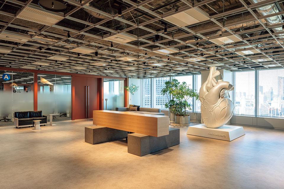 壁をなくすことを目指してデザインされた新オフィス。エントランスには会社を循環させるエネルギーの源である「心臓」をイメージしたオブジェが飾られている