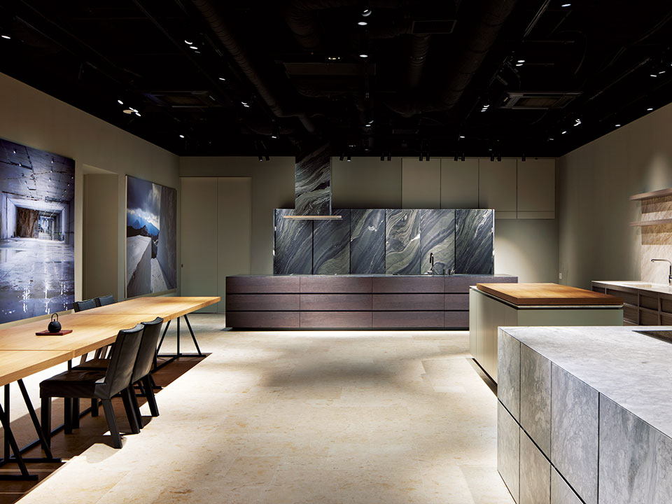 N A P建築設計事務所が手掛けた東京・南青山の複合施設、IDÉALビル内にオープンした、minotticucineのショールーム。穏やかな雰囲気のなか、自然素材をふんだんに用いたキッチンの深く優しい表情に触れてほしい