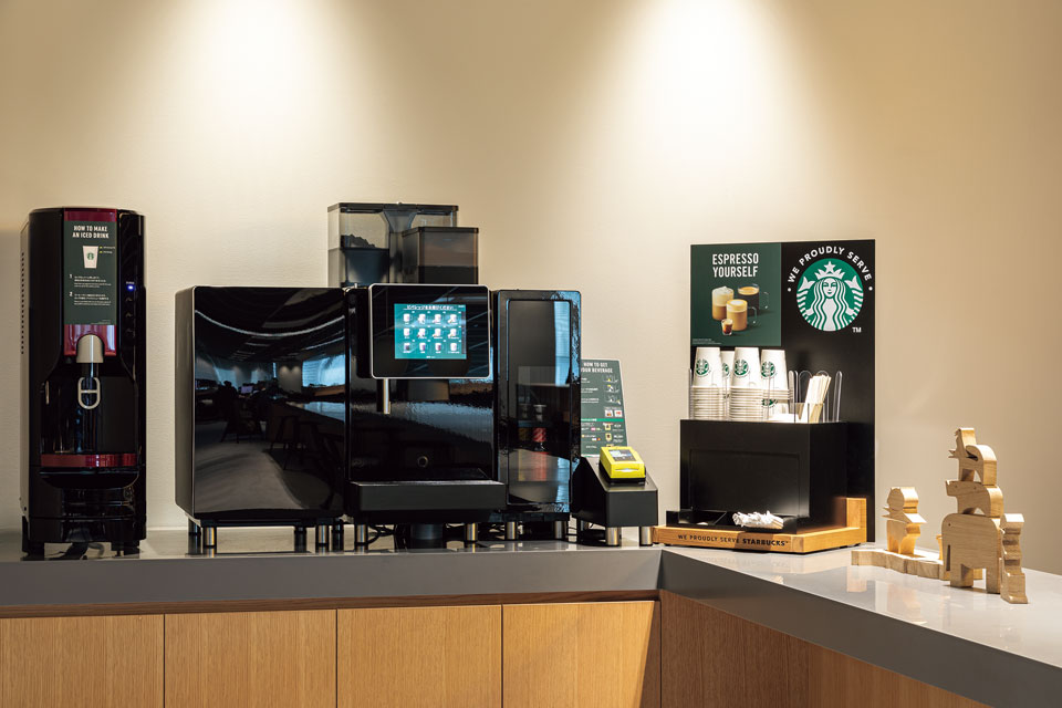 ネスレが提供する、オフィスでスターバックスのコーヒー体験ができると話題のコーヒープログラム。店舗と同じ高品質のアラビカ種コーヒー豆を使用し、専用のフルオートマシンで抽出することで、スターバックスクオリティーのエスプレッソビバレッジを始めとした本格的なドリンクの提供が可能。