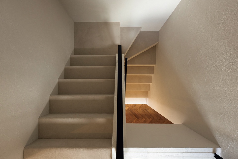 リビングや階段の床はカーペットを敷き込み、心地良い足触りと柔らかな印象をかなえている