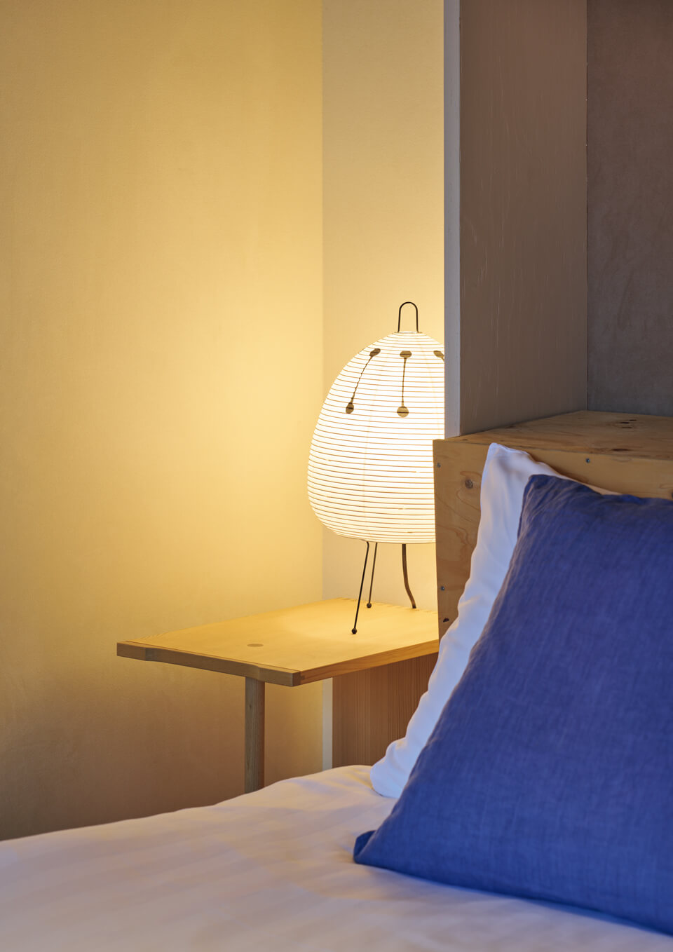 客室の壁面を見る。壁面に採用した「Ultrasuede® for Wallcovering」がベッドサイドに置かれた照明器具の 光を柔らかく反射し、客室を温かく包み込む