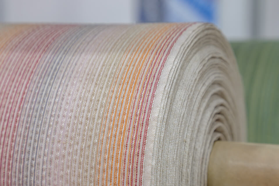 徳島の長尾織布は、着物としてだけでなく、インテリア商材として「阿波しじら織」の魅力を発信