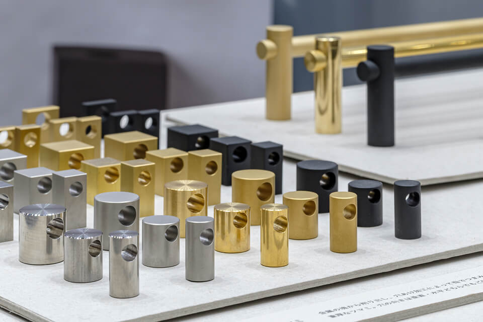 インテリアデザイナーの高須学氏がデザイン監修する、切削加工技術を用いた金物ブランド「mew」は、本展からローンチされた