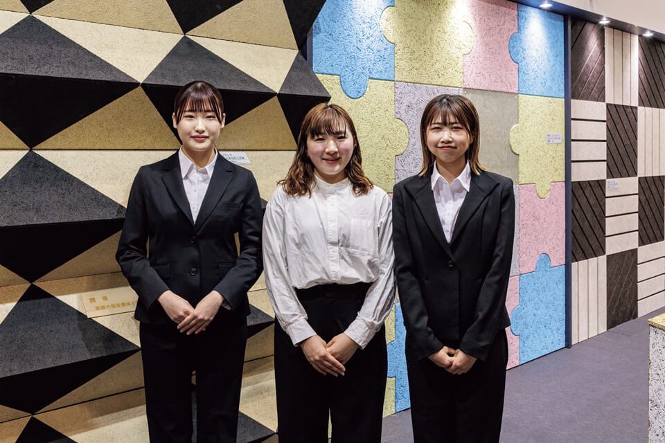ブースデザインを手掛けた日本工学院専門学校デザインカレッジの（左から）山口莉帆さん、山田怜乃さん、尾川優羽さん