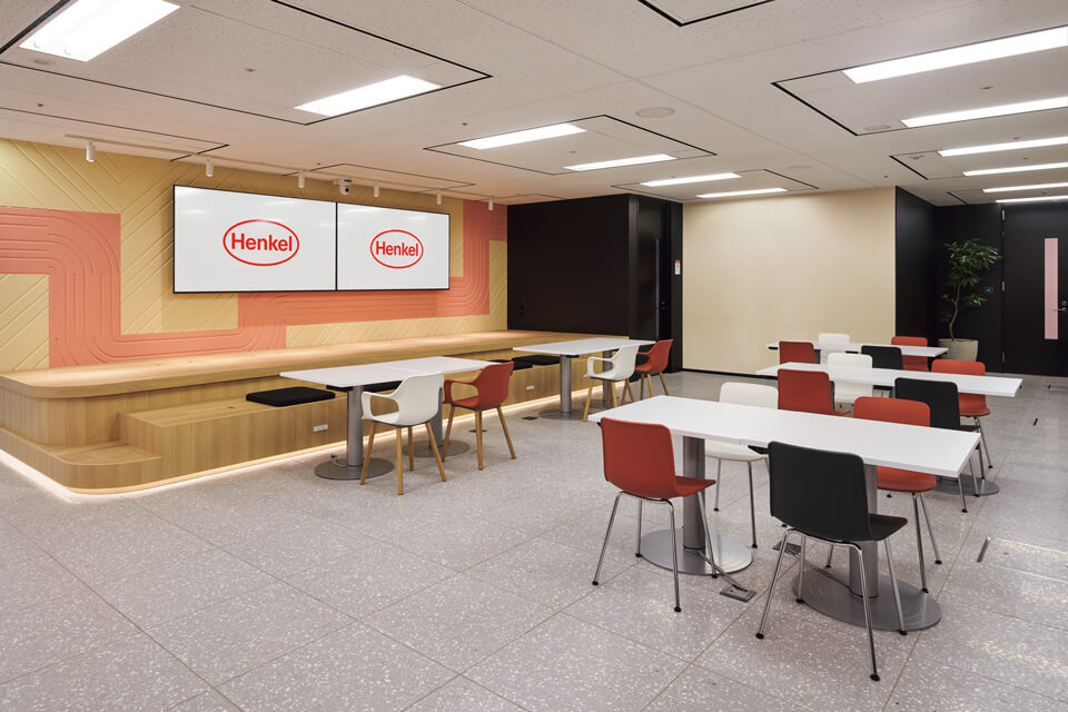 「Productive home away from home（, 居心地の良い第二の家）」をテーマにオフィスをデザイン。従業員がオフィスに出社するモチベーションを生み出すとともに、コラボレーションスペースを中心に、イノベーションの場、知識交換の場としての役割を果たし、企業文化を形成するコミュニティハブとしても機能する
