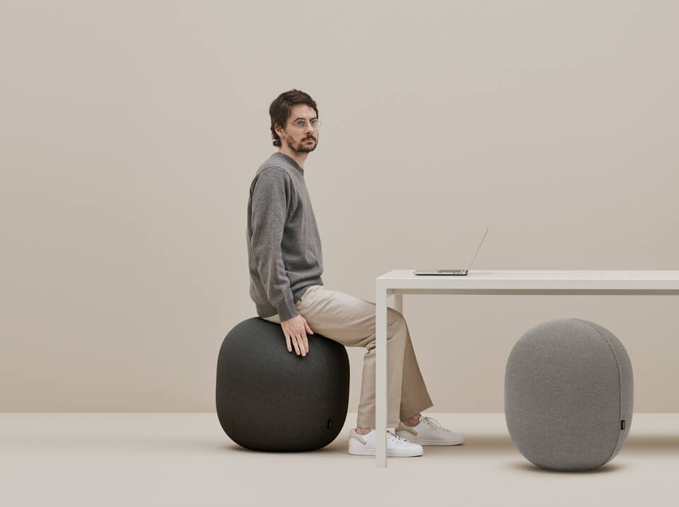 オーバル型のバランスボール「MALLOW Knit（ マロウ ニット）」は、プロダクトデザイナーの橋倉誠氏によるデザイン。優しくフレンドリーなフォルムは、オフィス空間にも自然と溶け込む。空気を抜くことでフラットパックになるため、輸送時の環境負荷の軽減も考えられている。