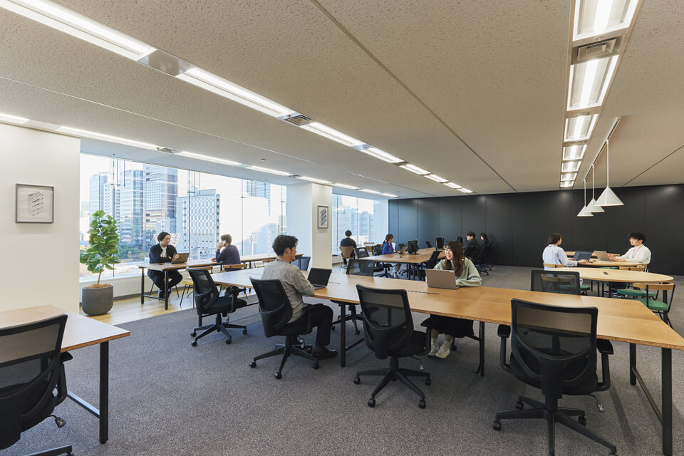天井と床は一部を除いて、ビルの標準仕様のままとしている。必要な部分のみを新規にデザインし、廃棄や消費のエネルギーを軽減した