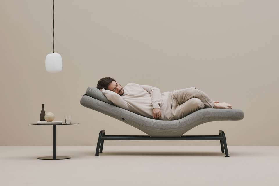 ベンチ、寝椅子、ラウンジチェアへとリモコン操作で簡単に形態を変えられる「BARS（バース）」。側面にUSB充電ポートを搭載。テレワークを始め、音楽や動画鑑賞などを存分に楽しめる