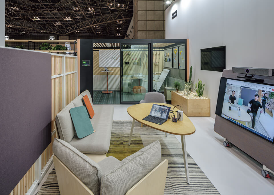 セミクローズドのブース「Co-at box」（写真奥）と、「LEMNA ワークラウンジ」（写真手前）