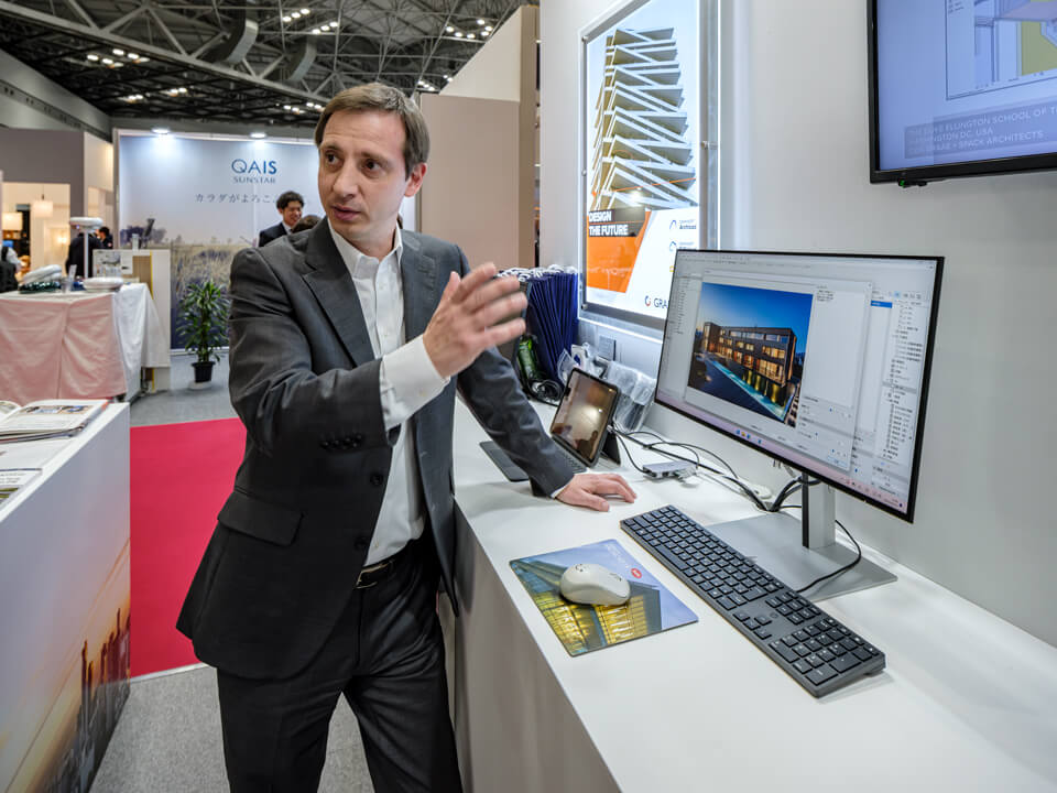 グラフィソフトジャパン代表のトロム・ペーテル氏。Archicadをデモンストレーションしながら説明する