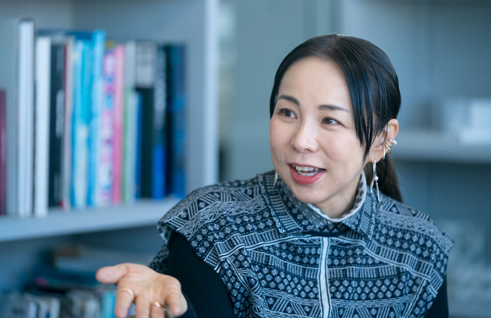 ながやま・ゆうこ　1975年生まれ。98年昭和女子大学生活科学部生活美学科卒業。青木淳建築計画事務所を経て、2002年永山祐子建築設計設立。「JINS PARK」「ドバイ国際博覧会日本館」「東急歌舞伎町タワー」など多くの設計を手掛ける他、大阪万博では「パナソニックグループパビリオン」も設計した