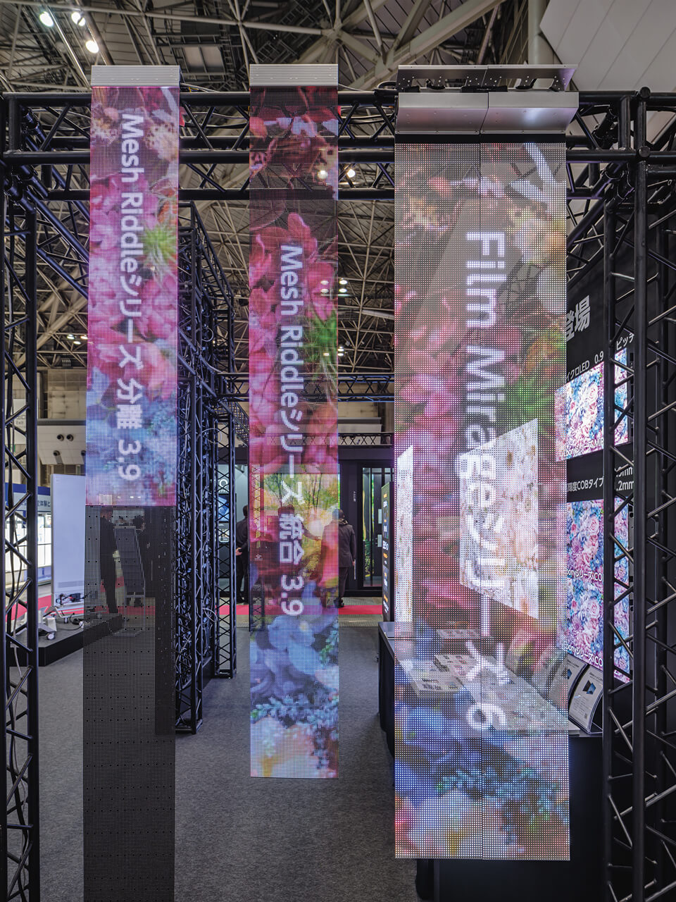 ガラスに設置できる超薄型LEDビジョン。右からフィルム型「Mirage Series」、メッシュ型「Riddle Series」の統合型、分離型