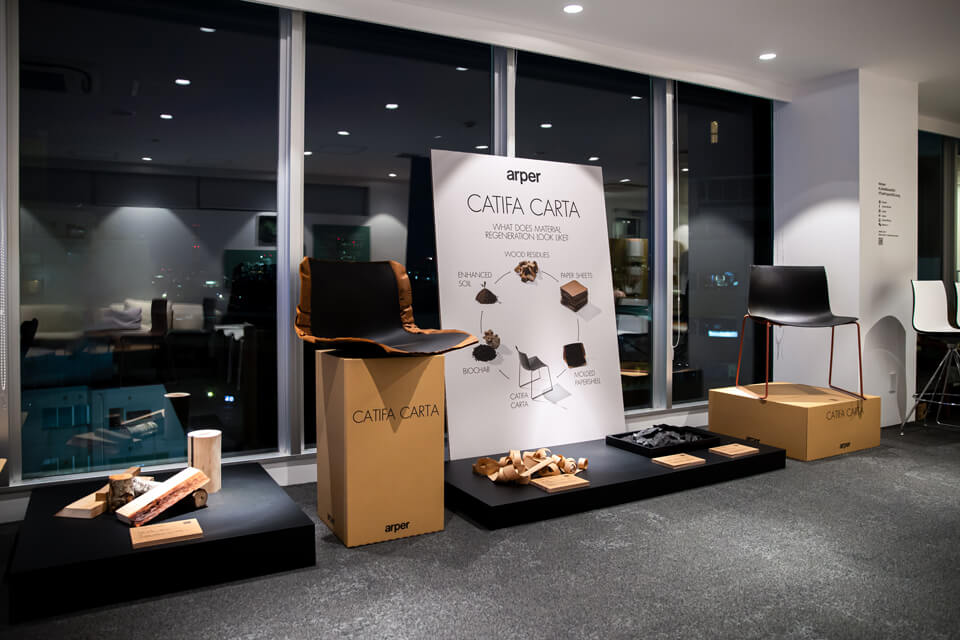 東京・外苑前のショールームでは、「Catifa Carta」のライフサイクルを分かりやすく展示。そのほか、さまざまなコレクションのチェアやソファを多数そろえる。2025年6月にはリスタイリングする。予約制